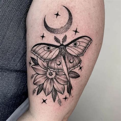 detailed moth tattoo|82 Intriguing Moth Tattoo Ideas with Fascinating。